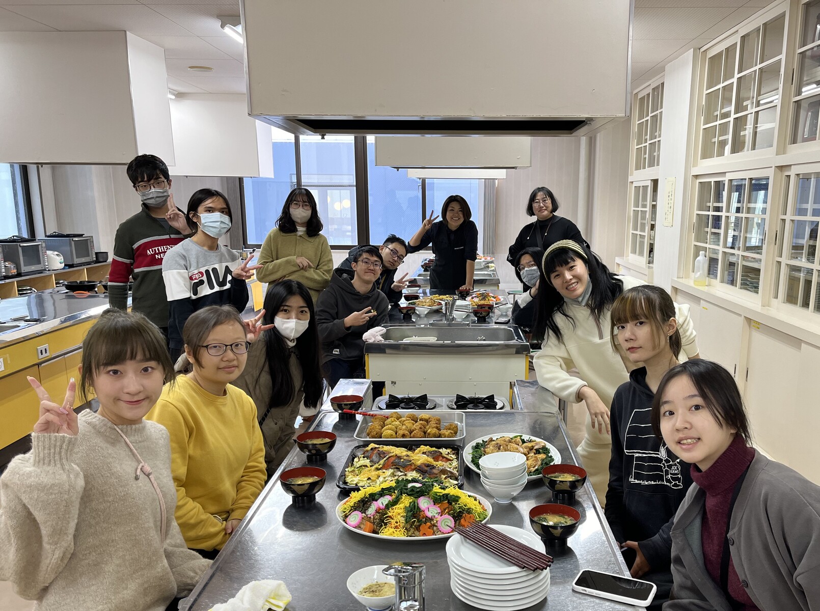 Students harvested Hoshizora Yukimi Spinach in farmland grown by young farmers and cooked with local specialties.