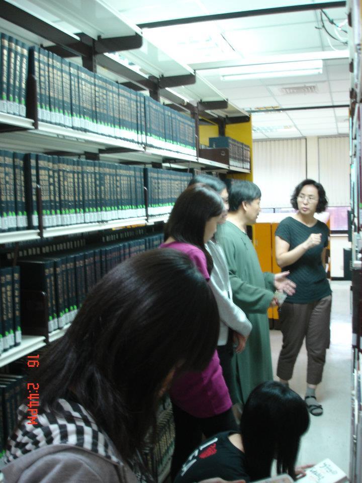 韓國研究中心推廣韓文圖書 高雄大學蒞校參訪圖片