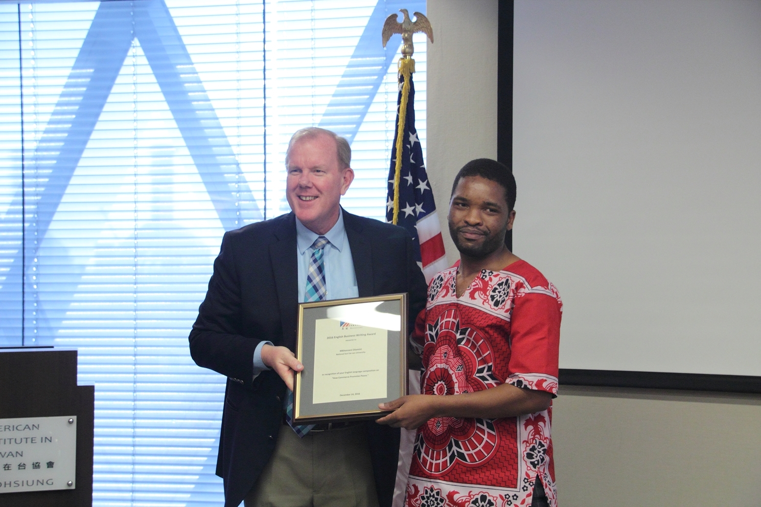 Contest winner Mkhonzeni Dlamini receiving certificate from Robert DeWittImage