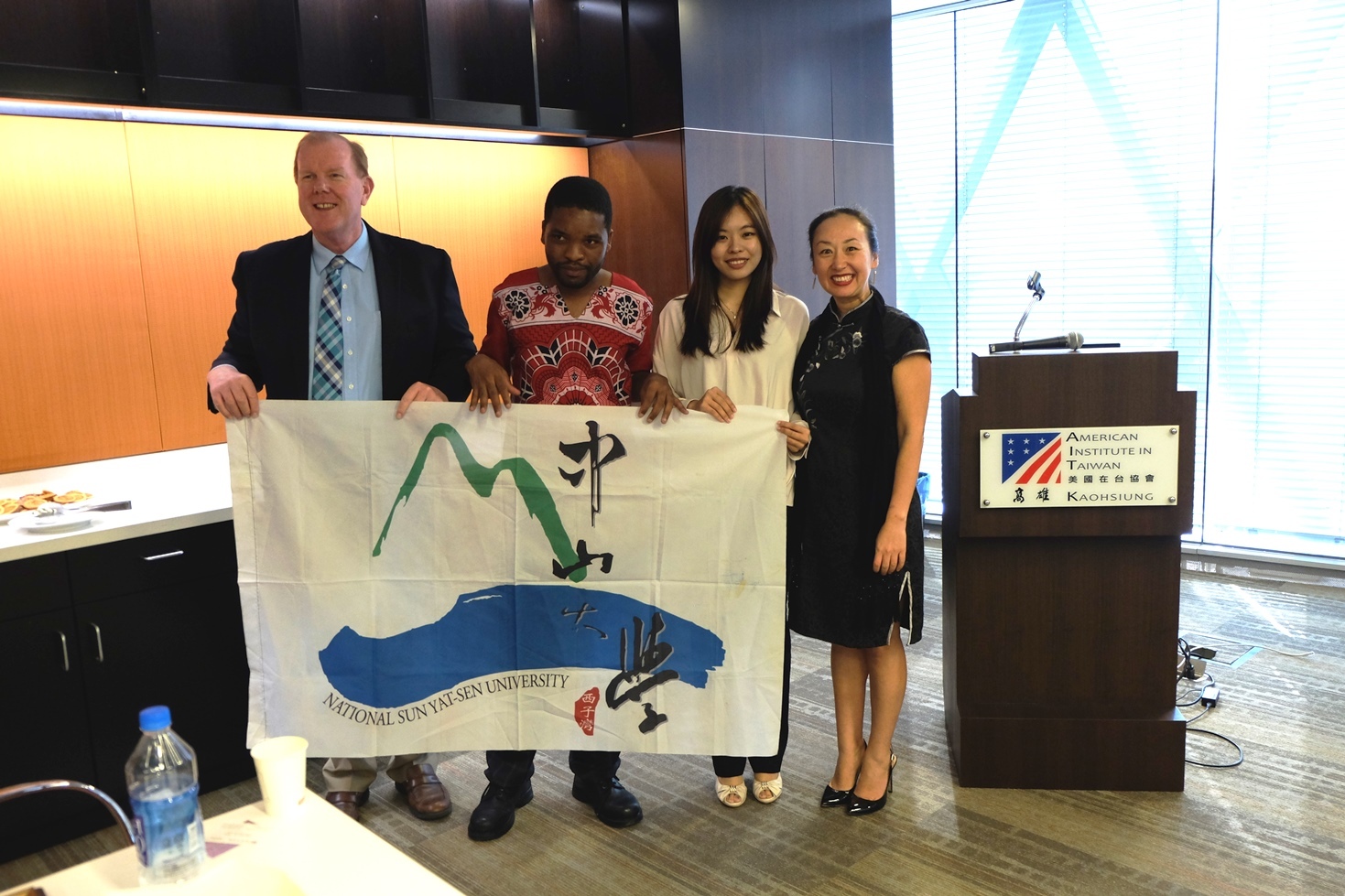 From left: AIT Kaohsiung Branch Office Chief Robert DeWitt, NSYSU students, AIT Commercial Section Chief Sarah FoxImage