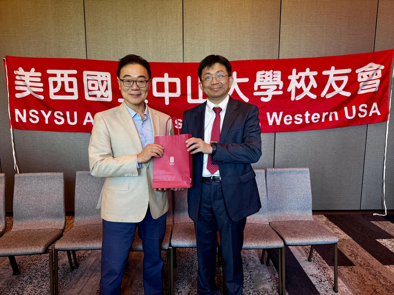 Prof. Eric Y. Tao, representing the alumni, receives a gift from the PresidentImage