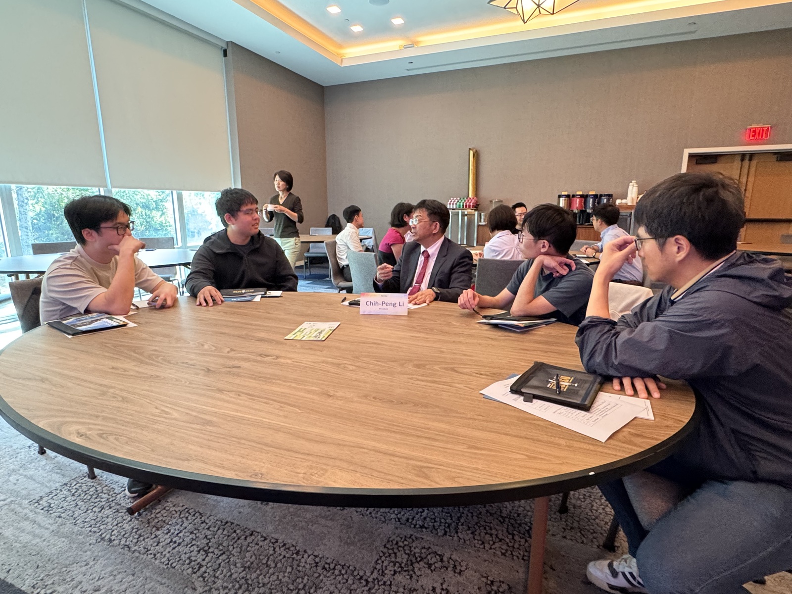 President Chih-Peng Li engaging in dialogue with participants at the Silicon Valley talent recruitment session.Image