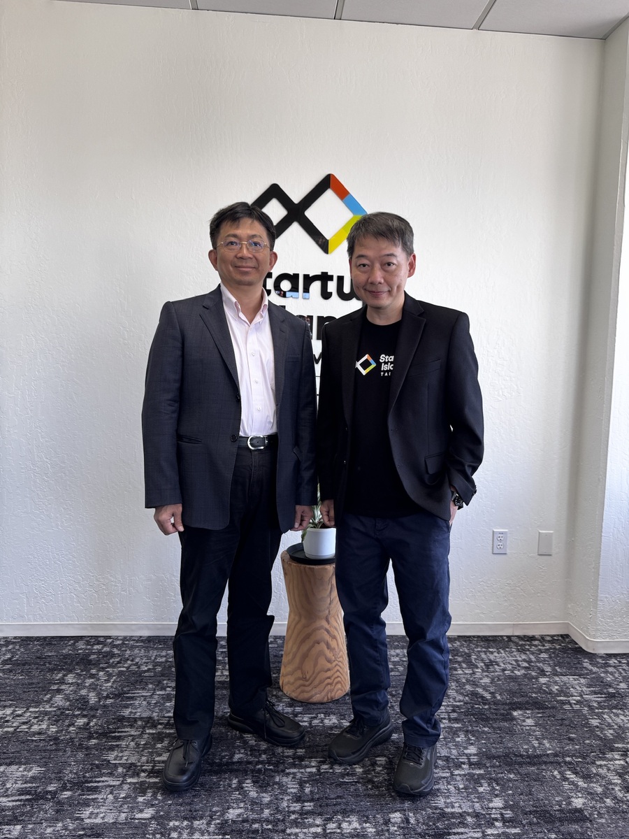 President Chih-Peng Li with Jason Wang, Editor-in-Chief of Business NextImage
