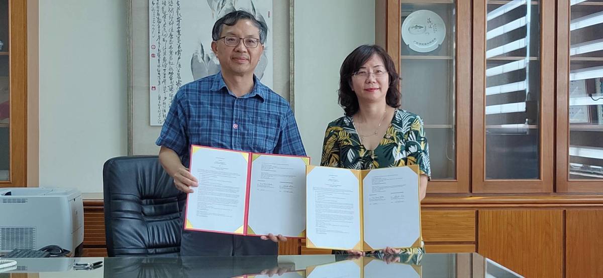 Dean of the College of Social Sciences, NSYSU, Ching-Nun Lee (on the left) and Director of the Institute of Education Hsueh-Hua Chuang sign the letter of intent on cooperation with the College of Education at Purdue University.