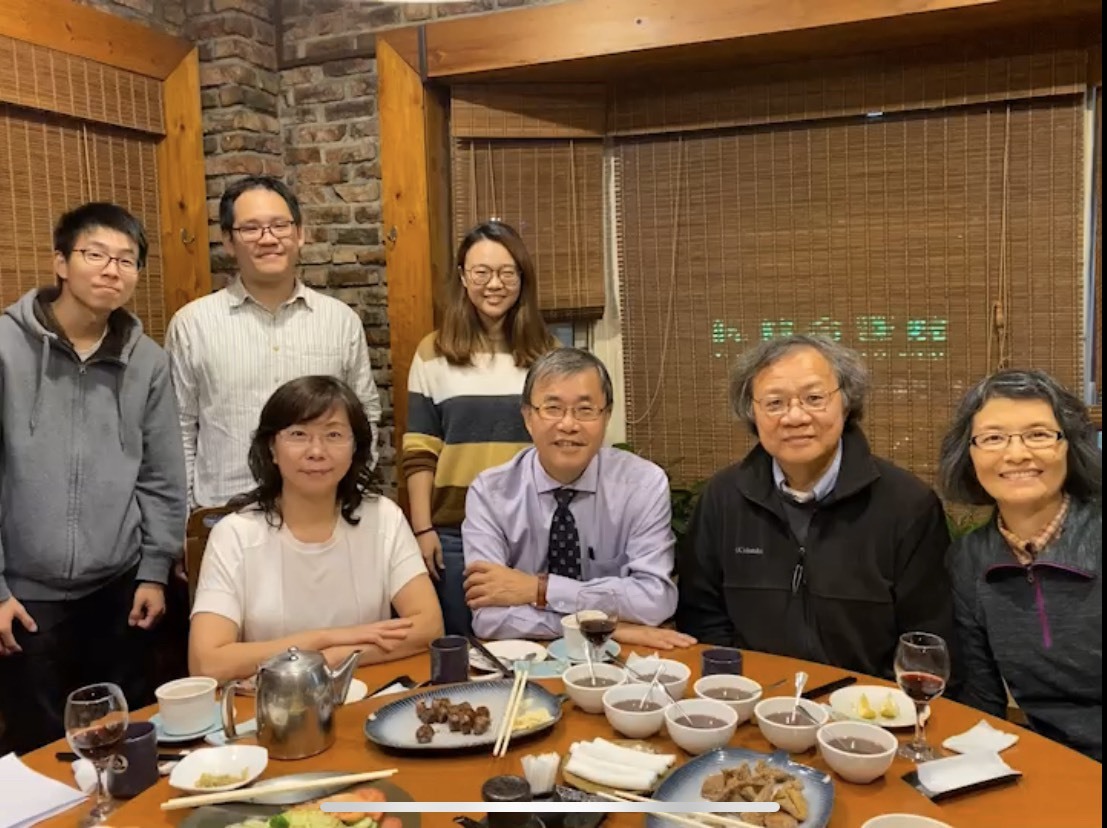 NSYSU President Ying-Yao Cheng (second from the left in the front row), Director of the Institute of Education Hsueh-Hua Chuang (first from the left in the front row), Professor of the College of Education at Purdue University Hua-Hua Chang (second from the right in the front row) with the students