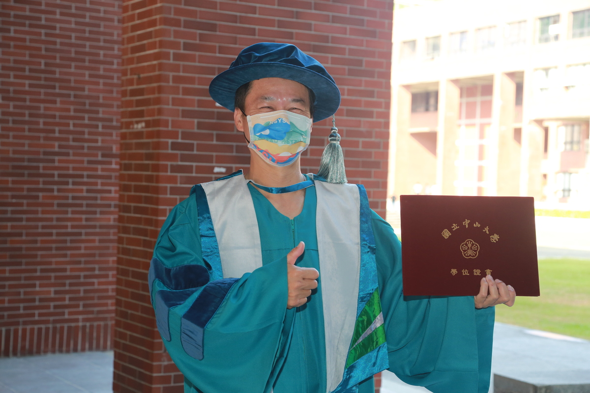 A postdoctoral researcher at NSYSU Center of Crystal Research, Dr. Wei-Cheng Chen, studied at the Department of Chemistry in his youth but dropped out. However, he made up his mind to “stand up from where he fell”: at 44, he got admitted to NSYSU again, got his Bachelor and Master's degrees, and at 49, he started the PhD program at the Department of Materials and Optoelectronic Science. He is a perfect example of what lifelong learning is about.