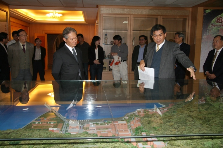 楊弘敦校長介紹中山大學地理環境圖片
