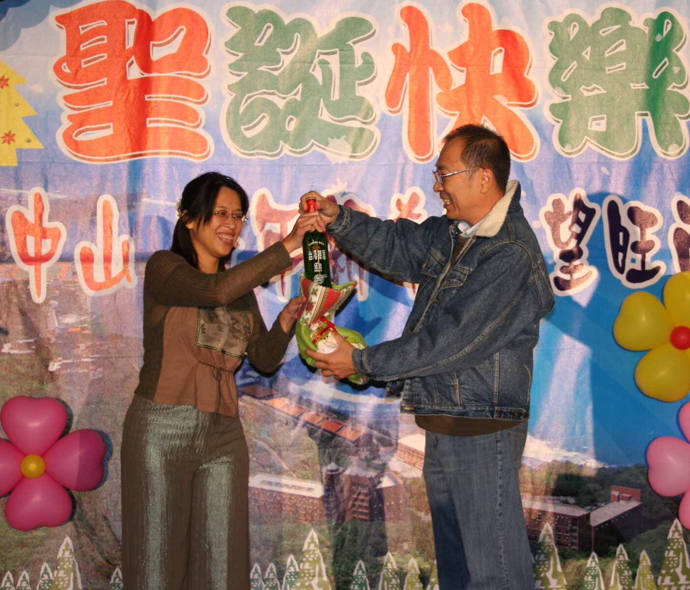 海生所教授莫顯蕎(右)致贈尚青的台灣啤酒給通訊所助教黃婉甄(左)圖片