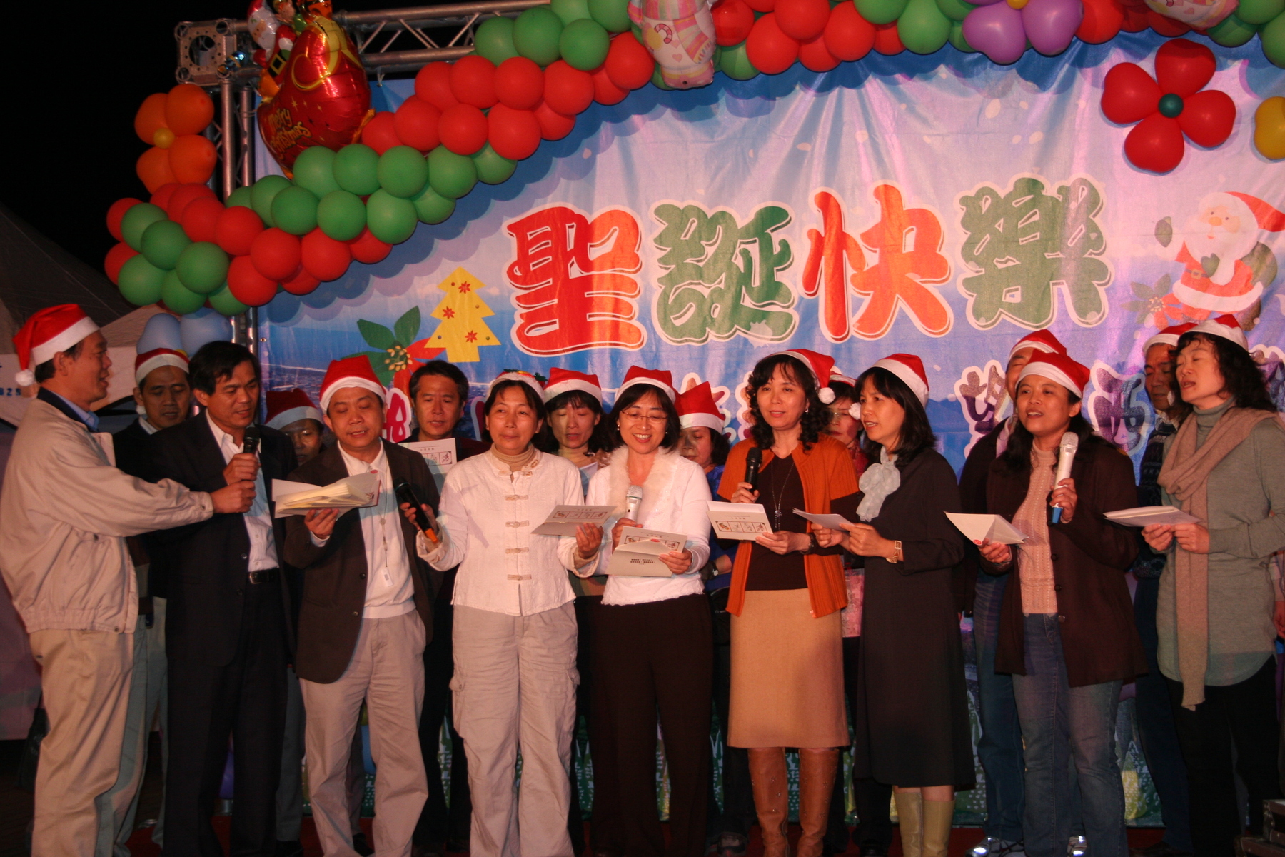 校長(左前二)及教職員團契獻唱平安夜圖片
