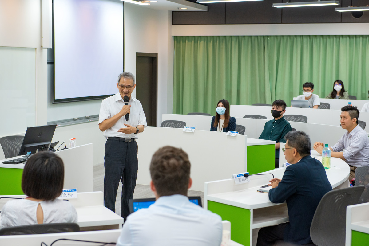 Dean of the College of Management and Professor of the Department of Information Management San-Yih Hwang teaches Social Media Analysis.