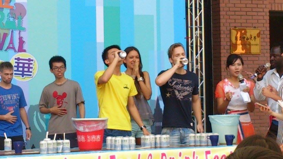 啤酒比賽競爭激烈圖片