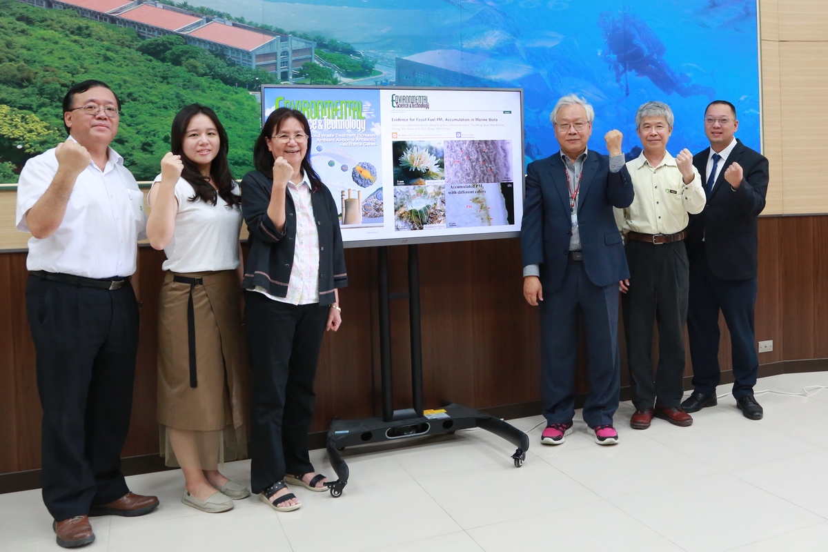The research team at NSYSU found that PM1 from anthropogenic activity does not only cause worldwide air pollution but also enters the oceans. It accumulates in marine organisms and their offspring. From the left are Professor Chung-Shin Yuan of the Institute of Environmental Engineering, master program student Meng-Ying Kuo, Professor Li-Lian Liu, Distinguished Chair Professor Chen-Tung Arthur Chen, Associate Professor Yen-Hung Hsiao of the Department of Marine Biotechnology and Resources, and Assistant Professor Hon-Kit Lui of the Department of Oceanography of NSYSU.Image