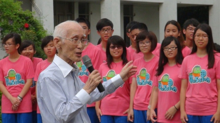中山大附中學生朗讀詩人余光中詩作。記者徐如宜／攝影圖片