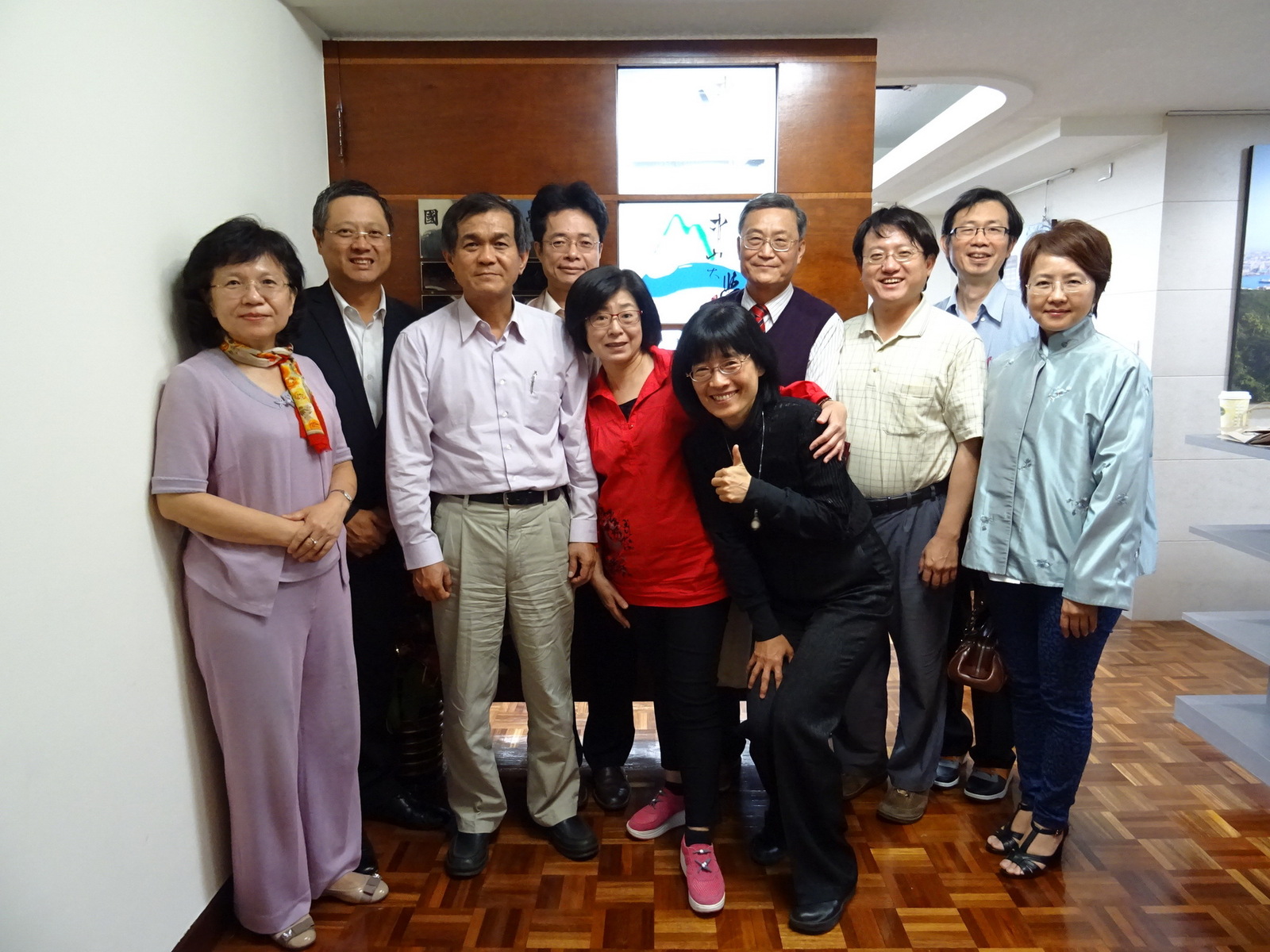 楊弘敦校長與北E校友會主要幹部及傑出校友合影圖片