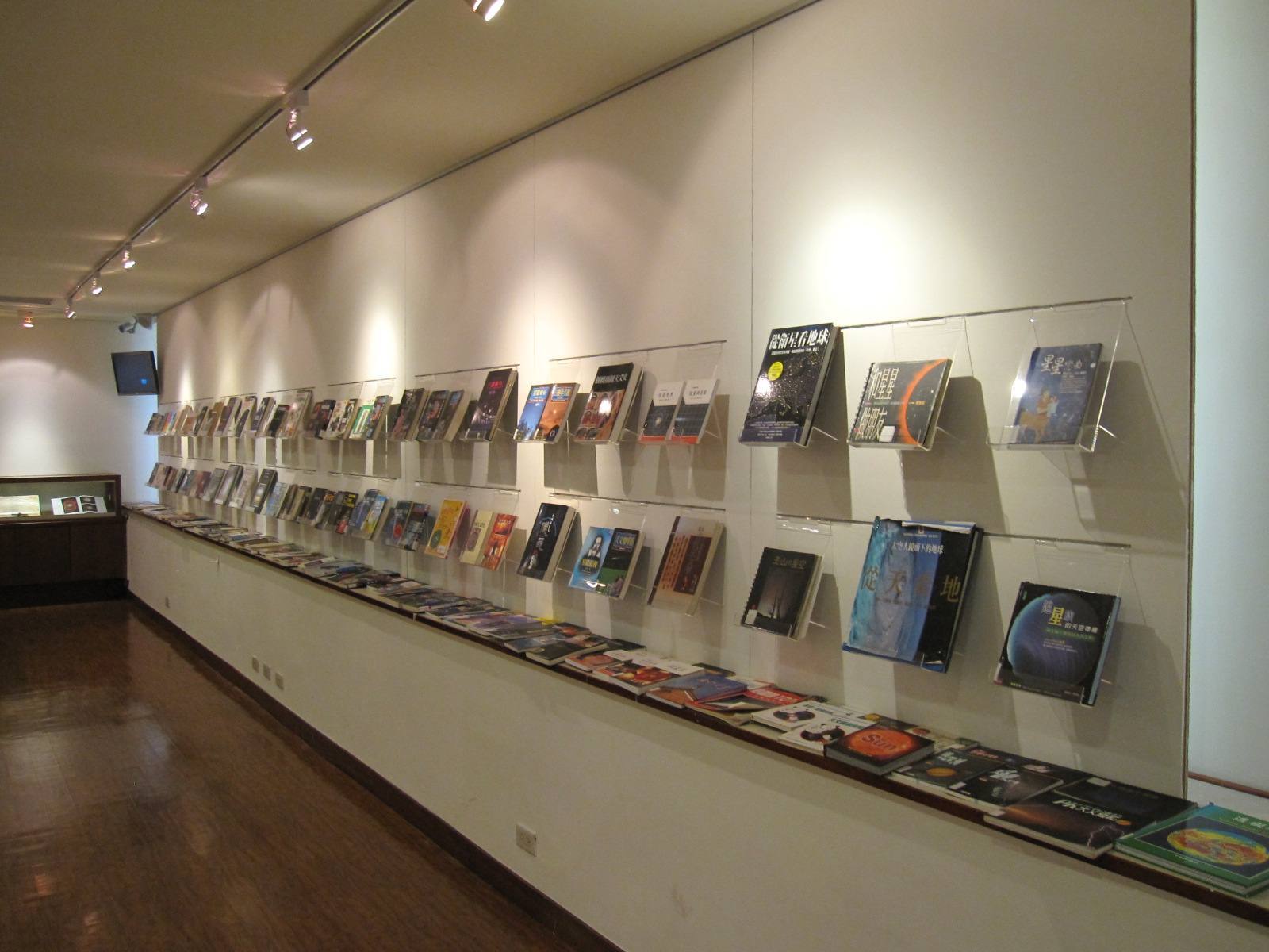 天文相關書籍也一同展出圖片