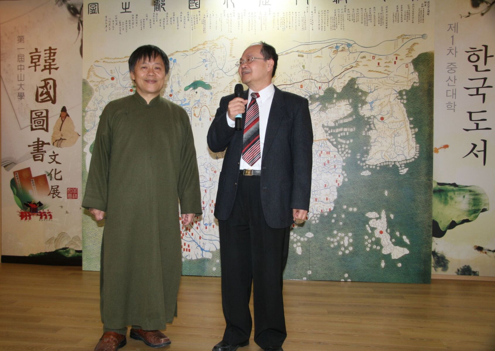 文化展推手，中文系主任簡錦松（左）及圖資處前處長官大智圖片
