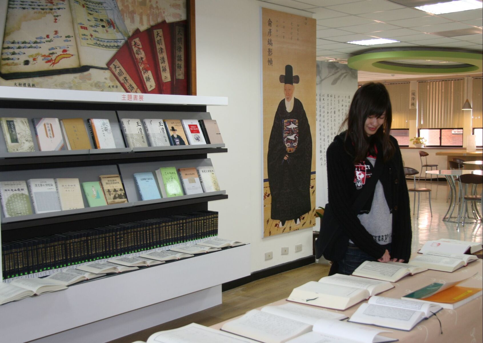 同學一翻開韓國書籍便目不轉睛圖片