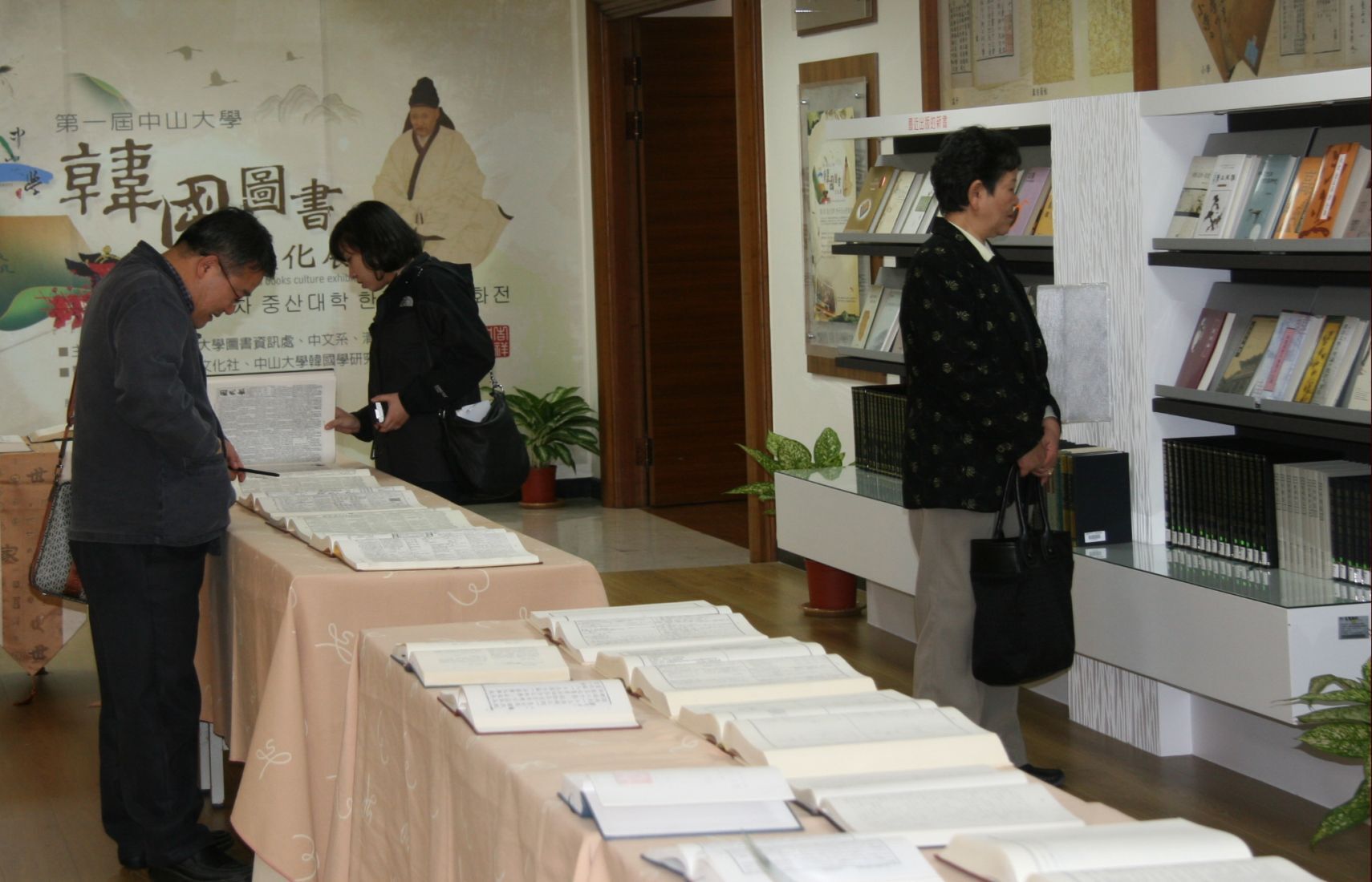 現場民眾專心參觀展覽圖片