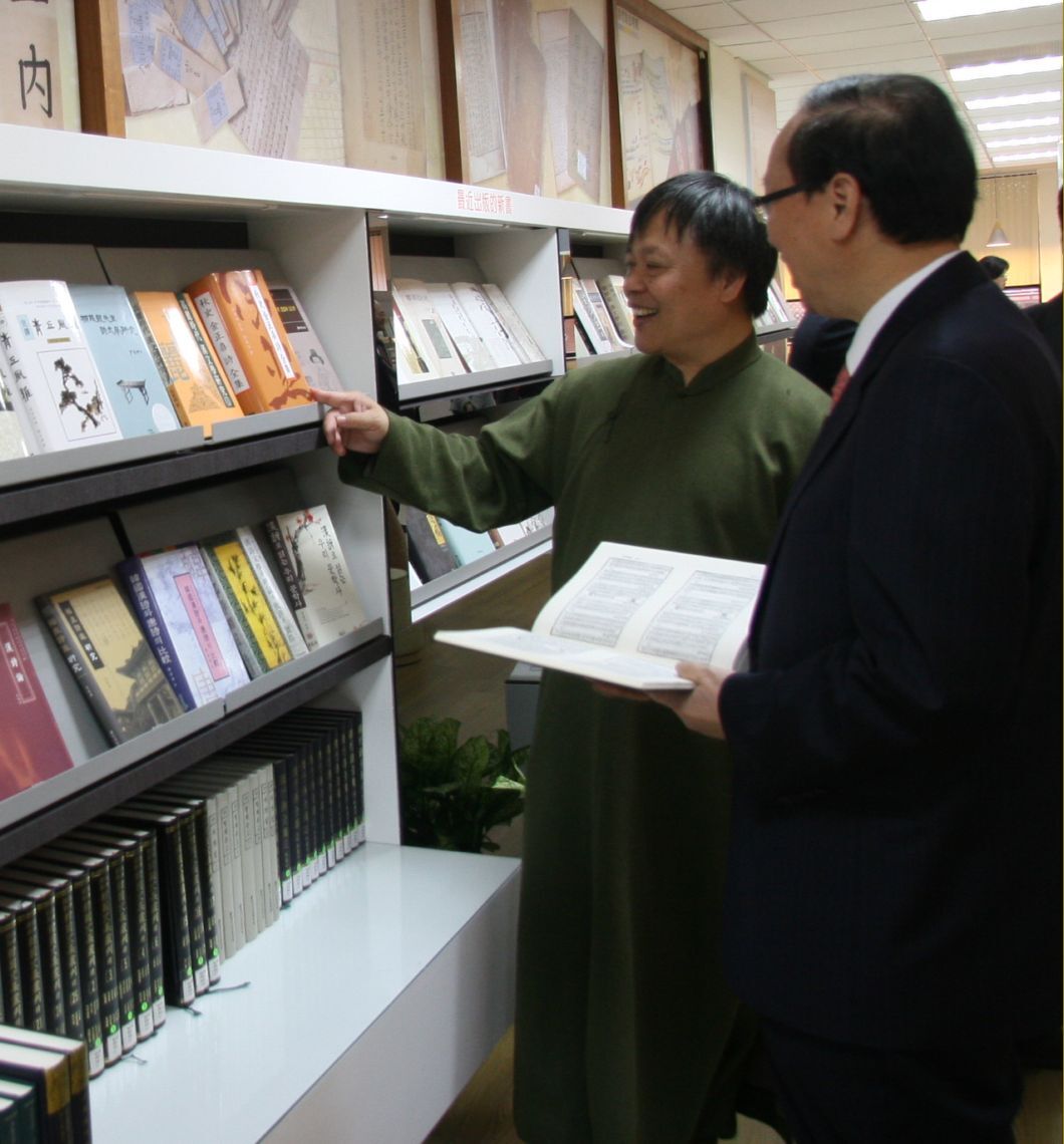 學者彼此互相文化交流圖片