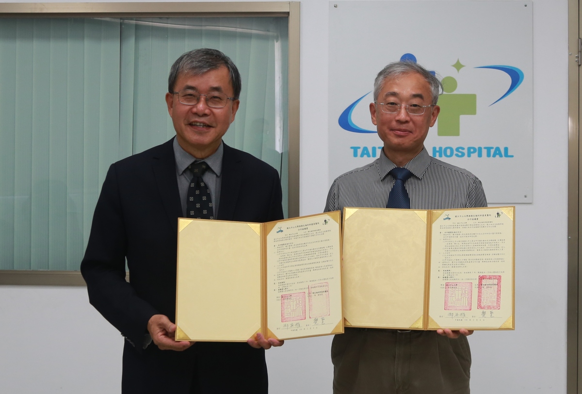 To balance out healthcare resources in urban and rural areas and jointly cultivate medical professionals for mountainous areas, National Sun Yat-sen University, represented by President Ying-Yao Cheng (on the left), signed a strategic alliance agreement with Taitung Hospital, Ministry of Health and Welfare, represented by Superintendent Sheng Fan (on the right).Image