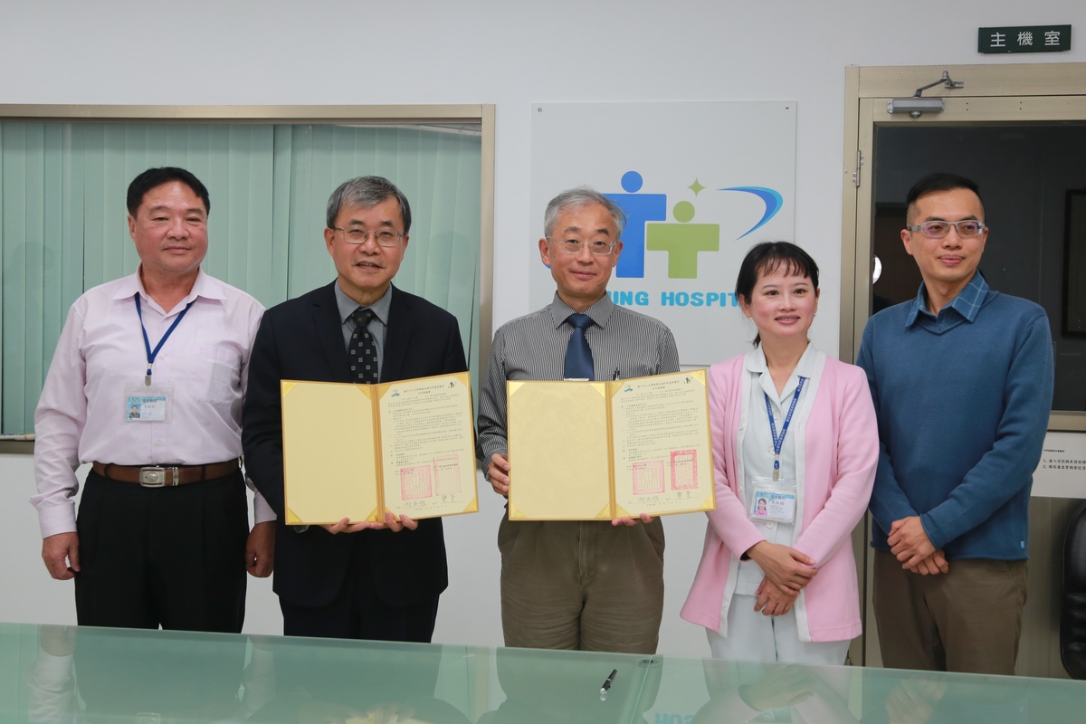 NSYSU and Taitung Hospital are committed to cultivating professionals and reducing the imbalance between healthcare resources in the urban and rural areas in Taiwan. (Second from the left – NSYSU President Ying-Yao Cheng, third from the left – Superintendent of Taitung Hospital Sheng Fan)Image