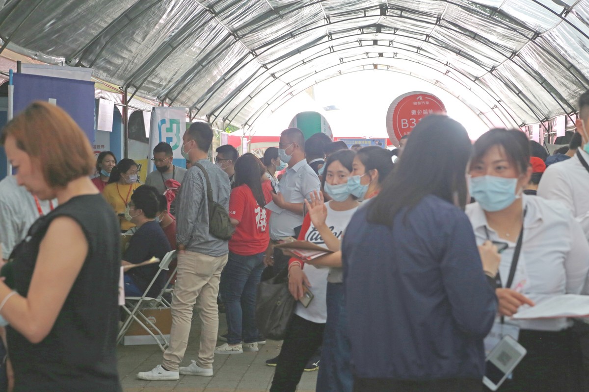 This year’s fair included companies representing four industries: technology, finance, services, and manufacturing and offered a wide array of vacancies to attract job-seeking fresh graduates and citizens.