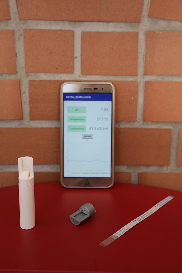 The gray and the white: retractable sensors, On the right: Sensor chipImage