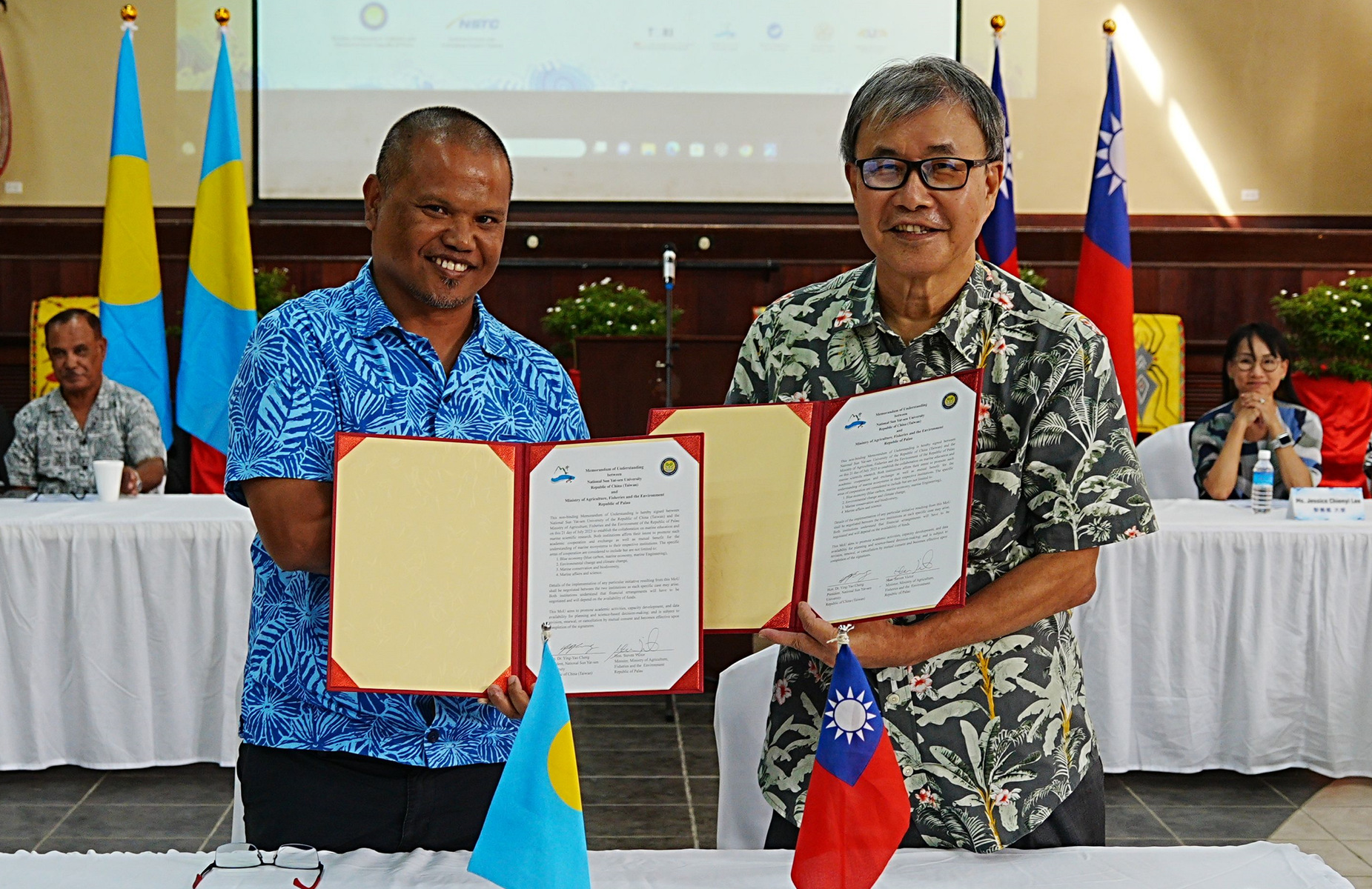 Ying-Yao Cheng, the President of NSYSU (right in the photo), and Steven Victor, Minister of Agriculture, Fisheries, and the Environment of Palau, signed the MOU