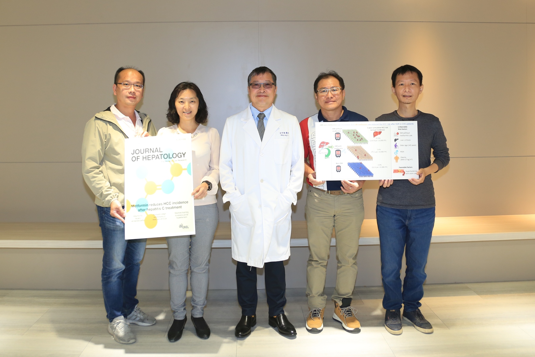 The latest research by Ming-Lung Yu (third from the left), Senior Vice President of National Sun Yat-Sen University and Dean of the College of Medicine found that patients with diabetes and hepatitis C, after successful hepatitis C antiviral therapy, continued to take the blood sugar control agent metformin can significantly reduce the risk of liver cancer.