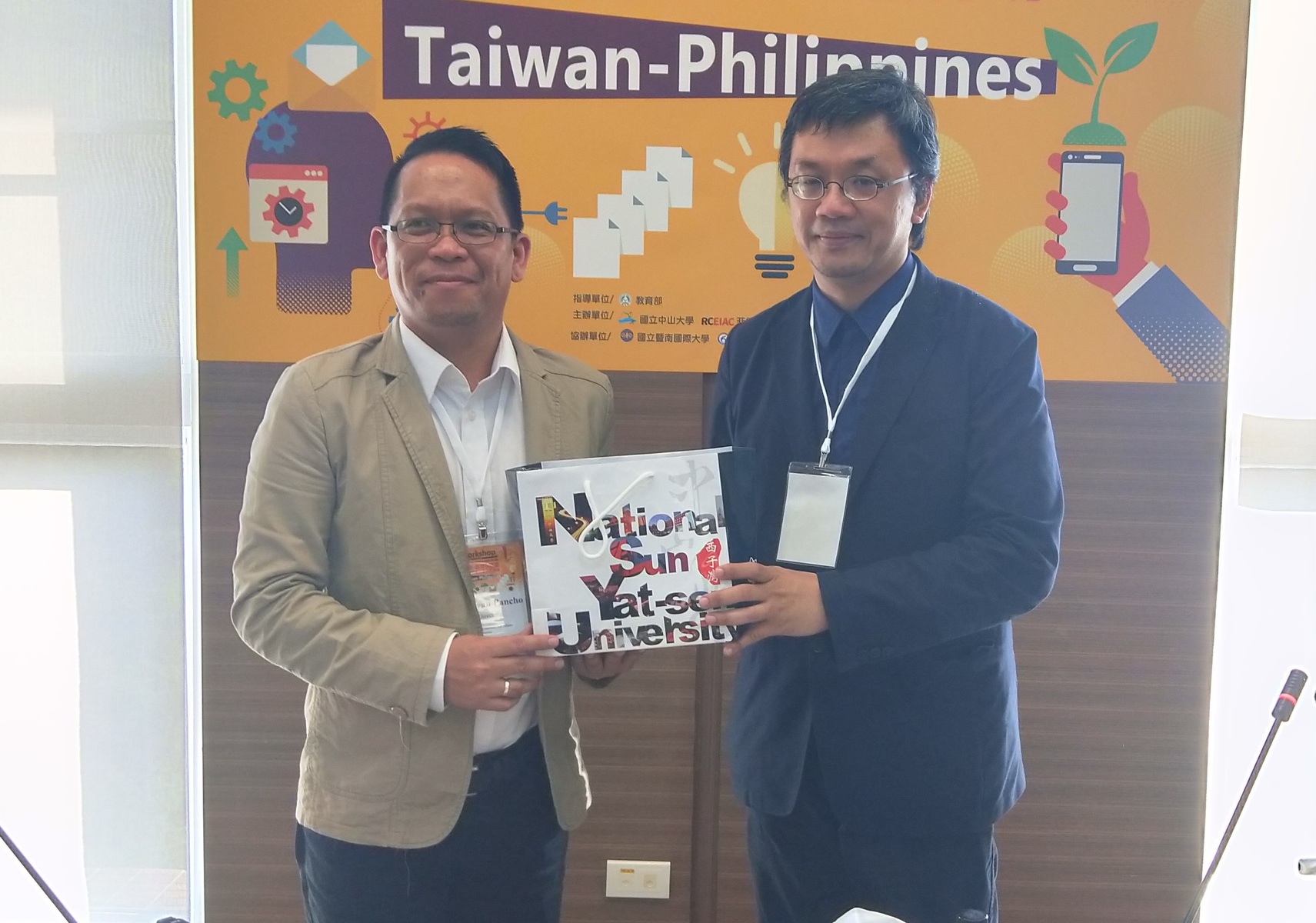 中山大學致贈禮品予雅典耀大學。左為雅典耀大學 Prof. Neil，右為計畫協同主持人、正修科大戴萬平教授圖片