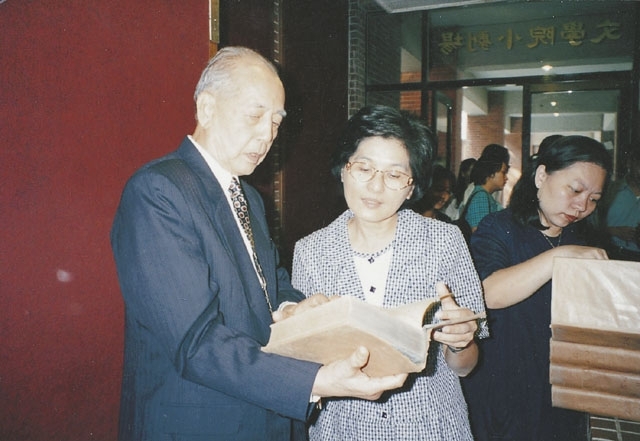 黃友棣大師(左)歸還音樂大辭典，右為當時的音樂系系主任蔡順美圖片