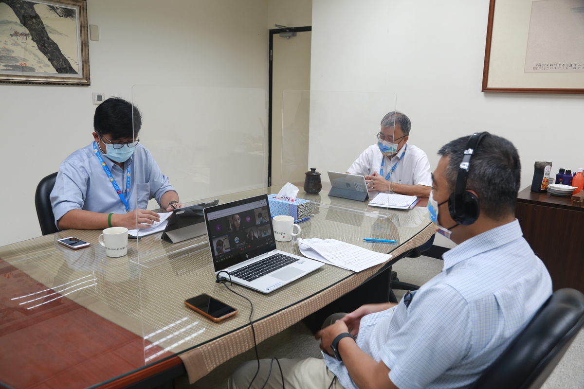 Global Views Monthly conducted an online interview with NSYSU President Ying-Yao Cheng (in the center), Vice President for International Affairs Chih-Wen Kuo (on the right), and Vice President for Academic Affairs Po-Chiao Lin (on the left) to discuss and analyze challenges faced by future professionals.