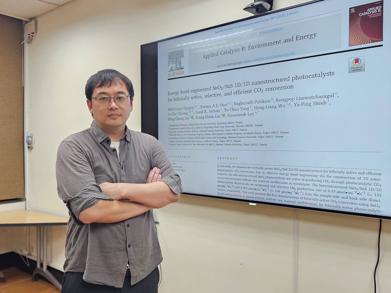 The innovative research finding of the research team led by Associate Professor Hyeonseok Lee from the Department of Photonics at National Sun Yat-sen University (NSYSU) has been published in the prestigious international journal, Applied Catalysis B: Environment and Energy.Image