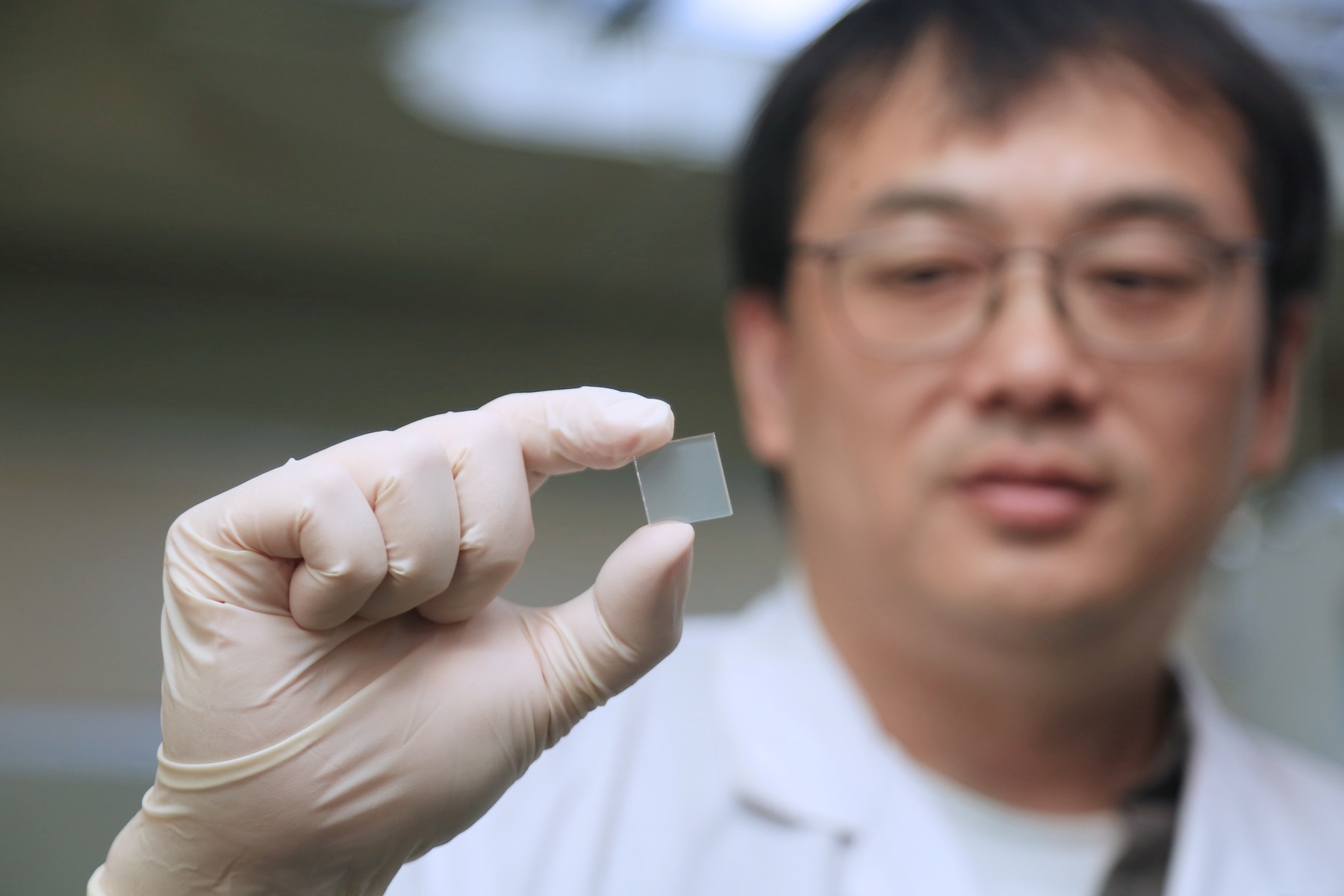 Associate Professor Hyeonseok Lee from the Department of Photonics at NSYSU holds a sample of the newly developed nanostructured photocatalyst material.Image