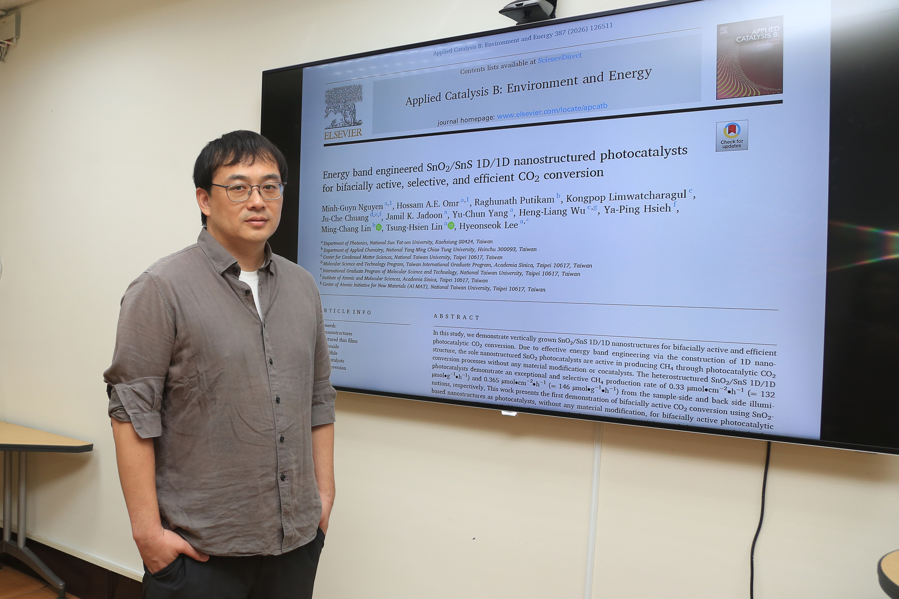 The innovative research finding of the research team led by Associate Professor Hyeonseok Lee from the Department of Photonics at National Sun Yat-sen University (NSYSU) has been published in the prestigious international journal, Applied Catalysis B: Environment and Energy.Image
