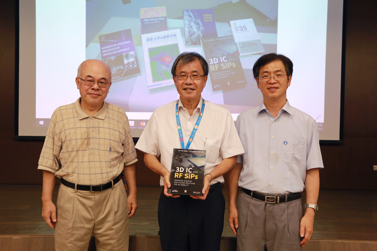 Professor Lih-Tyng Hwang (on the left) of the Institute of Communications Engineering, NSYSU, and Professor Tzyy-Sheng Horng (on the right) of the Department of Electrical Engineering, NSYSU, obtained the Most Influential Research Monograph Award in the category of Engineering Technology. President Ying-Yao Cheng donated a copy of their book to the University library.Image
