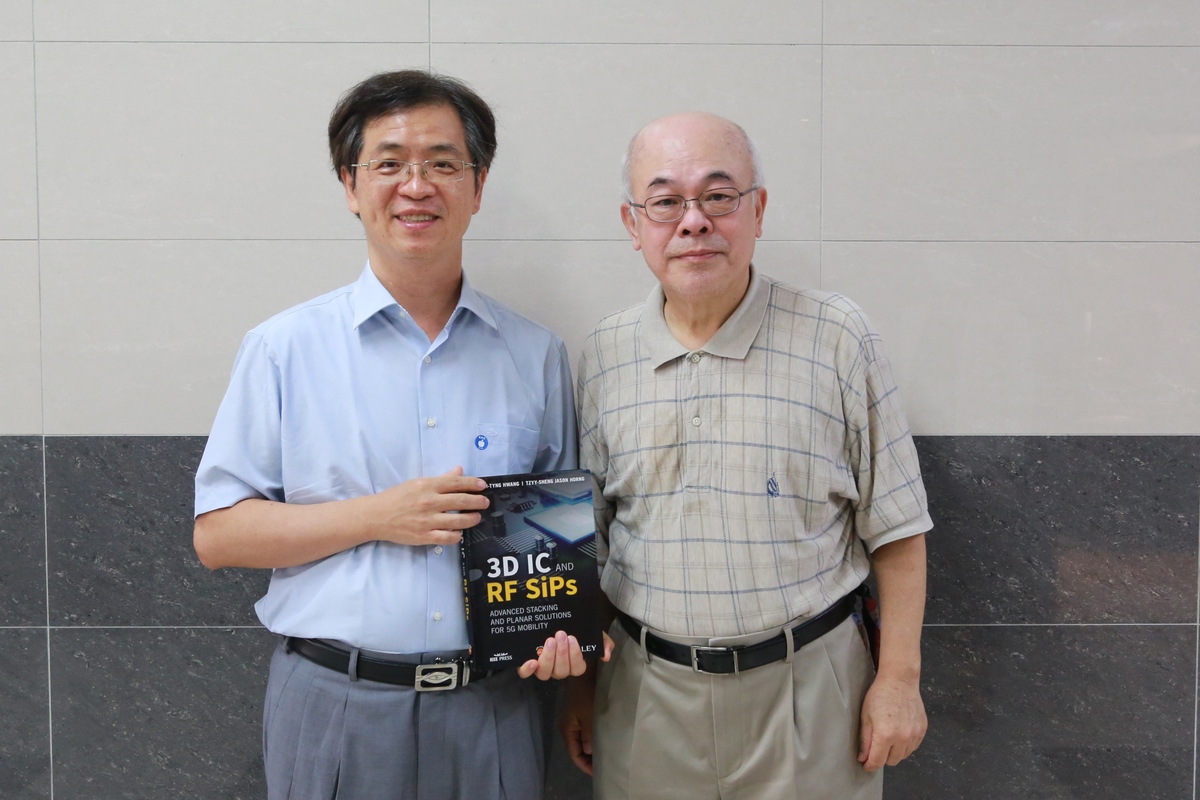 “3D IC and RF SiPs, Advanced Stacking and Planar Solutions for 5G”, a monograph in English compiled jointly by Professor Lih-Tyng Hwang (on the right) of the Institute of Communications Engineering, NSYSU, and Professor Tzyy-Sheng Horng (on the left) of the Department of Electrical Engineering, NSYSU, obtained the Most Influential Research Monograph Award in the category of Engineering Technology.Image