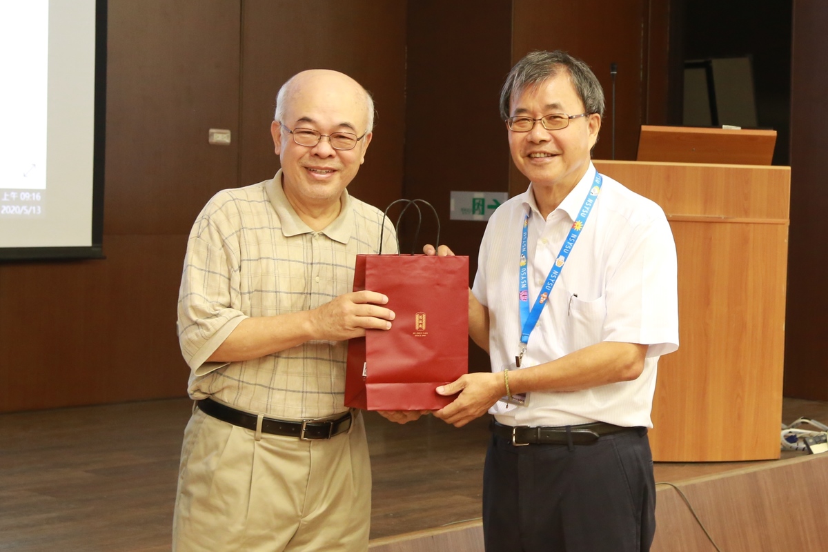 NSYSU President Ying-Yao Cheng (on the right) acknowledged the top academic research capacity of Professor Lih-Tyng Hwang (on the left) during the Administrative Meeting.