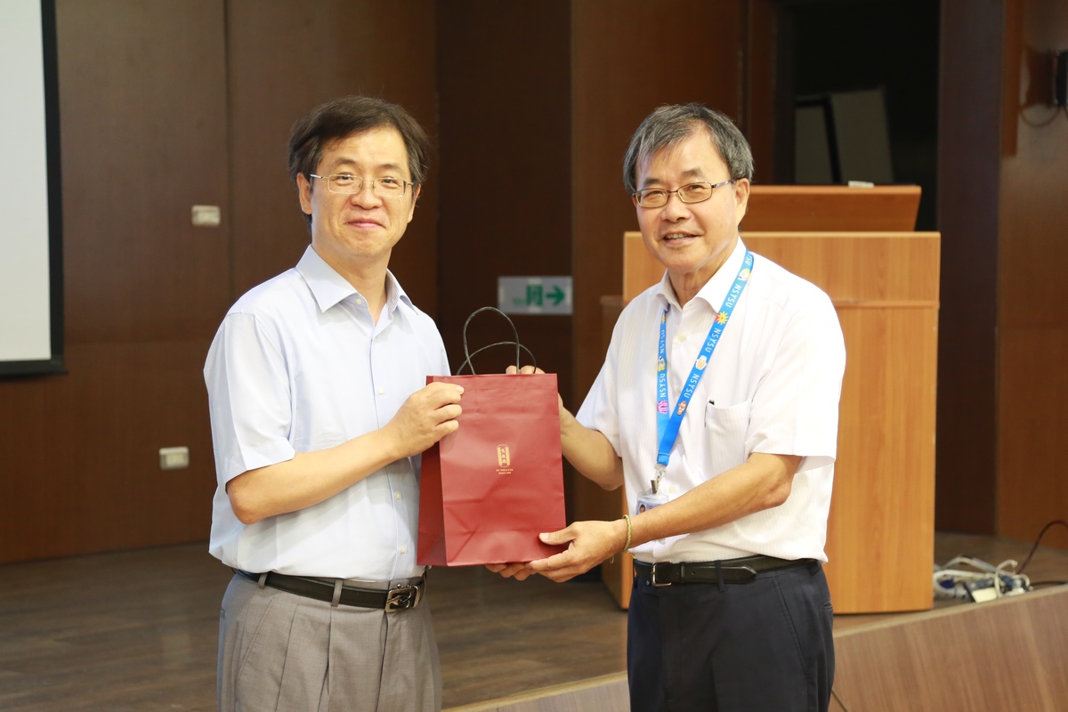 NSYSU President Ying-Yao Cheng (on the right) acknowledged the top academic research capacity of Professor Tzyy-Sheng Horng (on the left) during the Administrative Meeting.Image