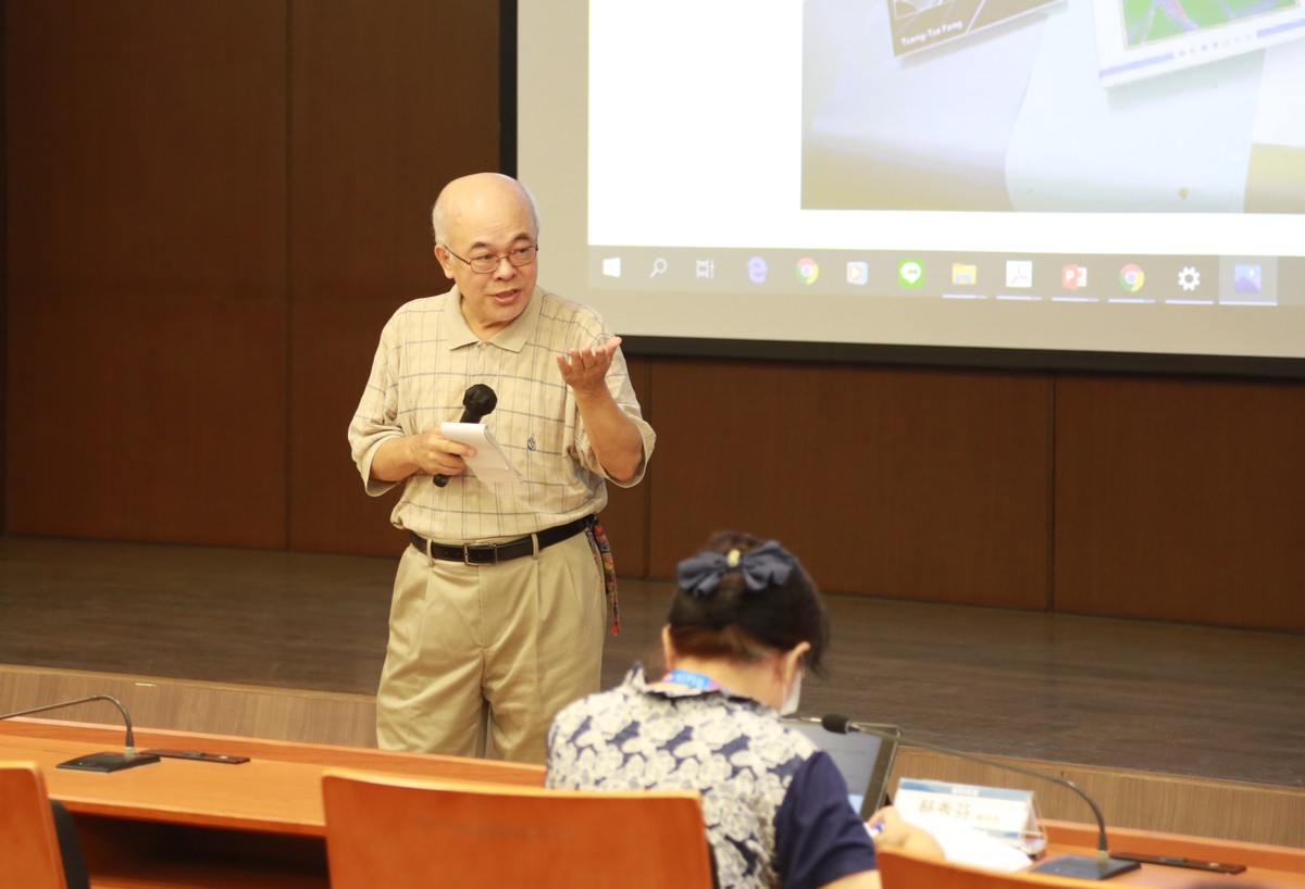 Professor Lih-Tyng Hwang of the Institute of Communications Engineering, NSYSU, shared his insights about the monograph.Image