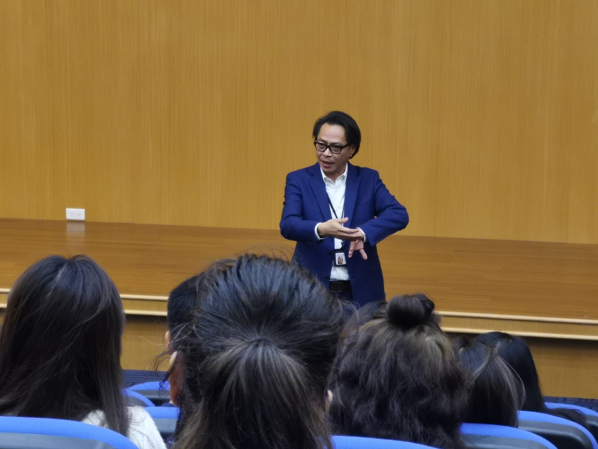Director Jiang An introduces Brogent Technologies to the students