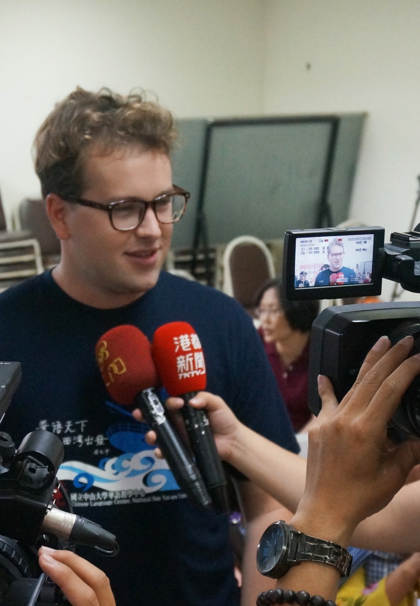 華語中心外籍生提前包粽慶端午圖片