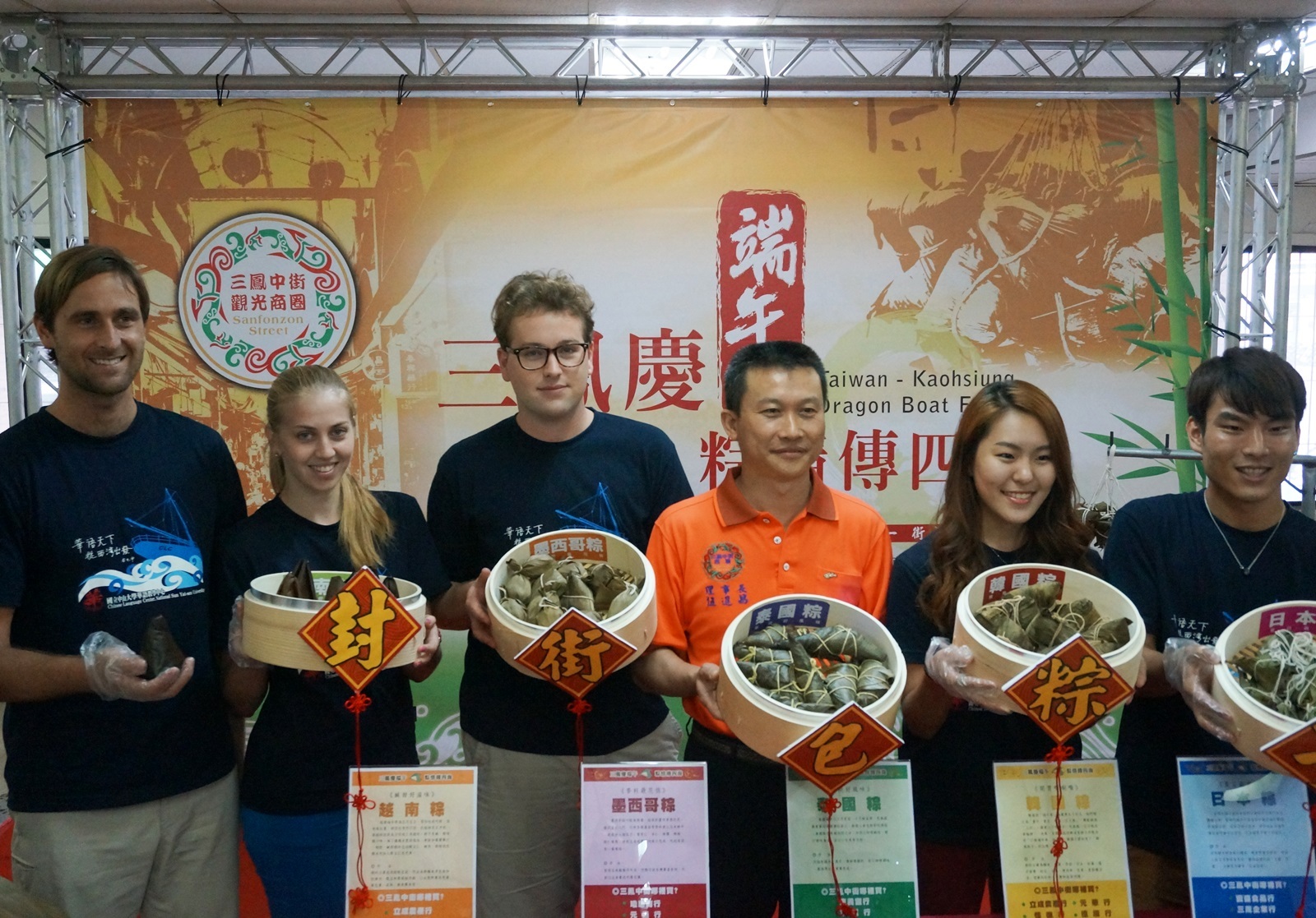 華語中心外籍生提前包粽慶端午圖片