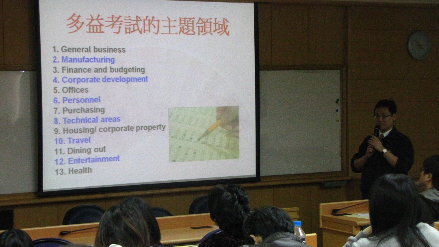 專心聆聽的學生們圖片