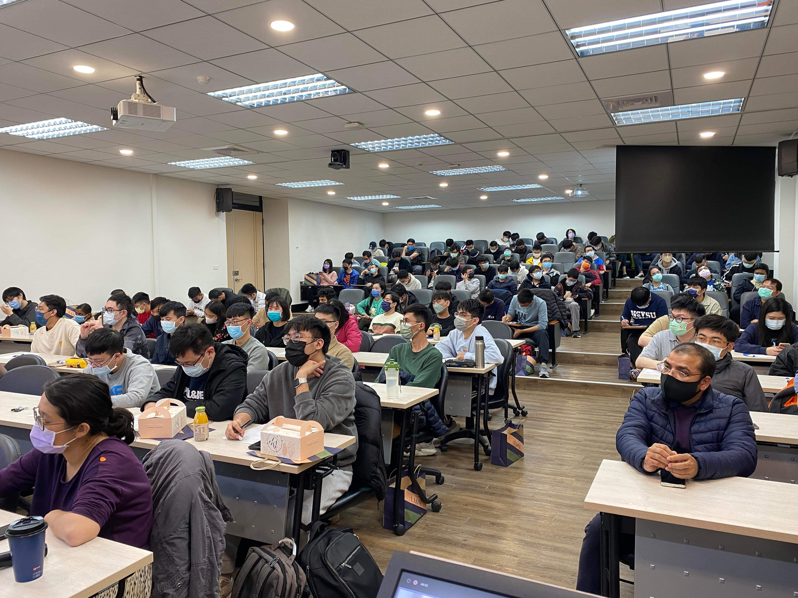 The Institute of Communications Engineering at NSYSU, the British Office Taipei, and the Ministry of Science and Technology organized the UK-Taiwan Joint Hybrid Seminar, attracting over a hundred participants.