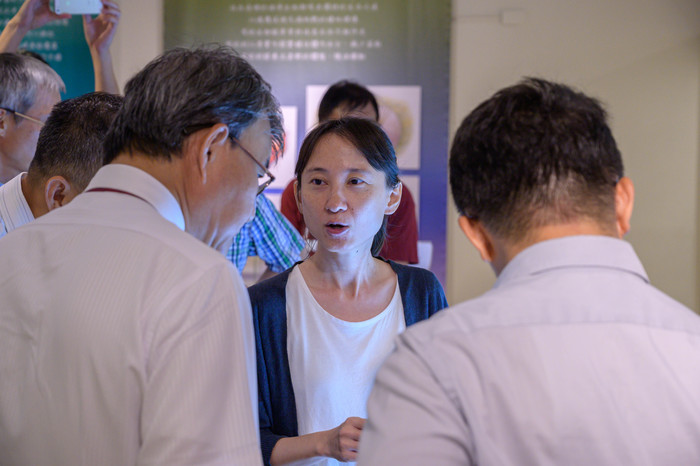 Professor Hsiu-Chin Lin explained how to make transparent fish samples and use them for research.