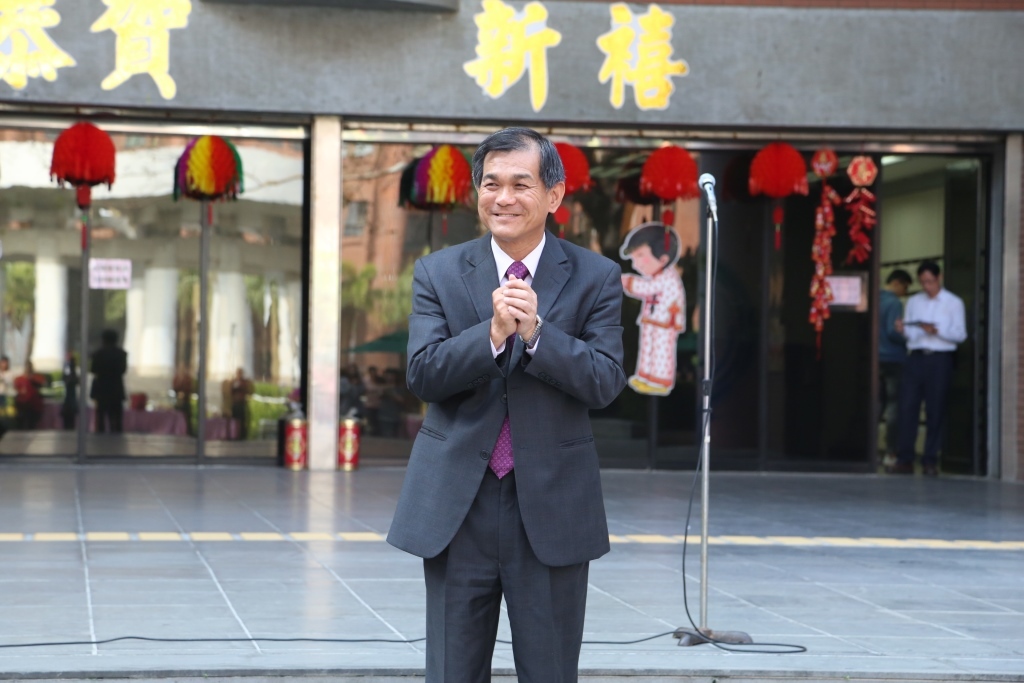 楊弘敦校長向大家拜年圖片
