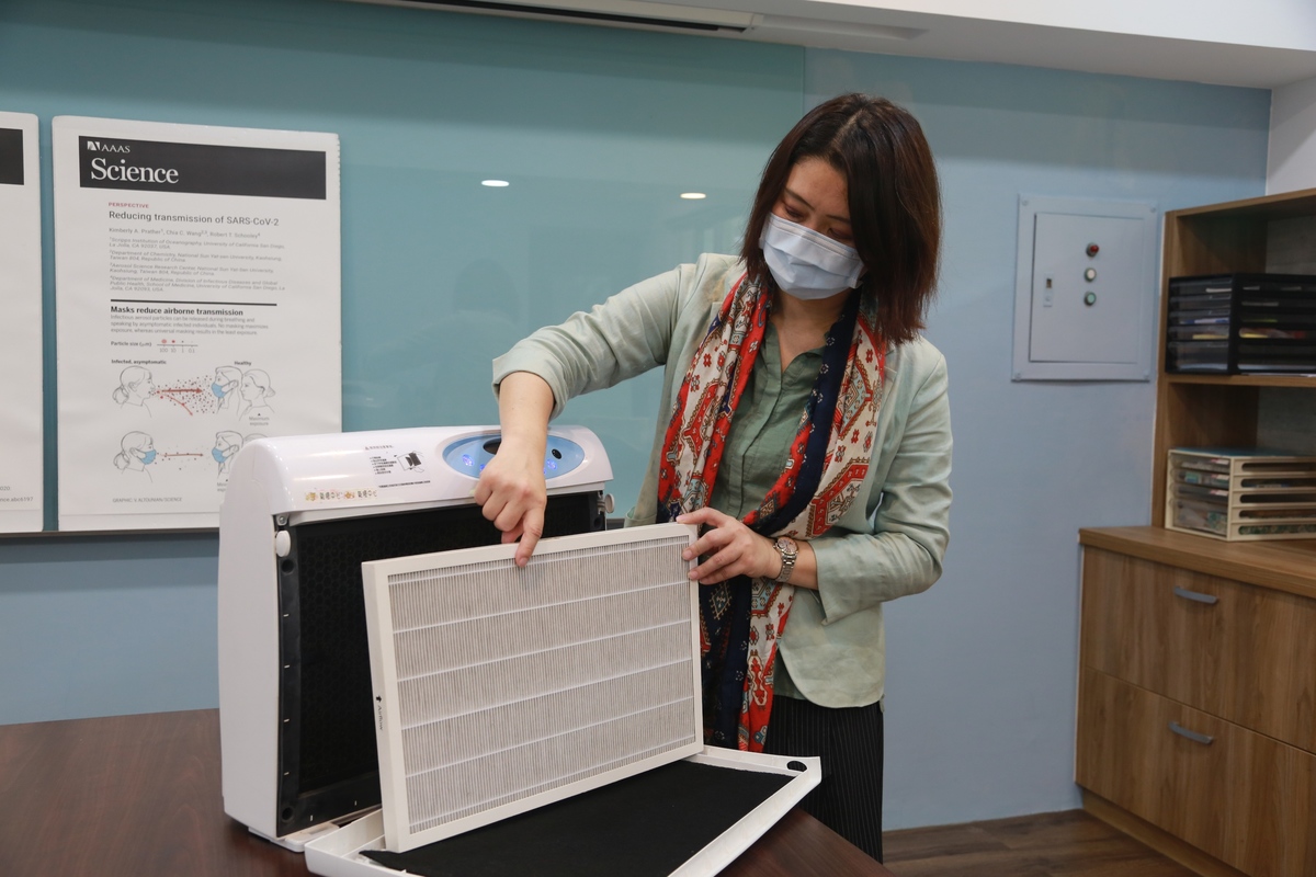 Director of Aerosol Science Research Center at NSYSU, Associate Professor Chia C. Wang pointed out that poor ventilation systems can favor the transmission of the virus and called on the citizens to improve the filtration and disinfection of indoor air by installing UVC air sterilizers and high-efficiency air filters to reduce the risk of transmission by virus-laden aerosols floating in the air indoors.