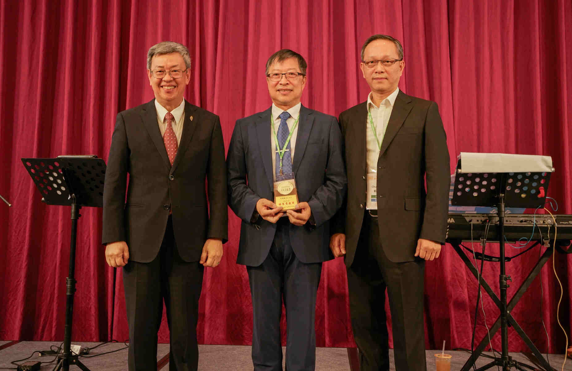 Dr. Ming-Lung Yu (middle), Dean of the College of Medicine and Senior Vice President at NSYSU, was awarded the 2023 Special Contribution Award by the TASL. (Credit: TASL)