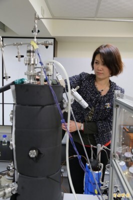 中山大學化學系助理教授王家蓁研發「新一代多功能氣膠檢測儀」，新穎氣膠探測技術獨步全球，成果發表在頂尖國際期刊。（記者方志賢攝）圖片